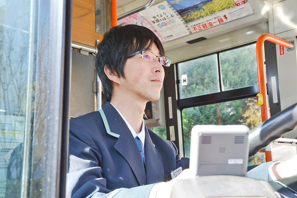 運転中のバスのドライバー