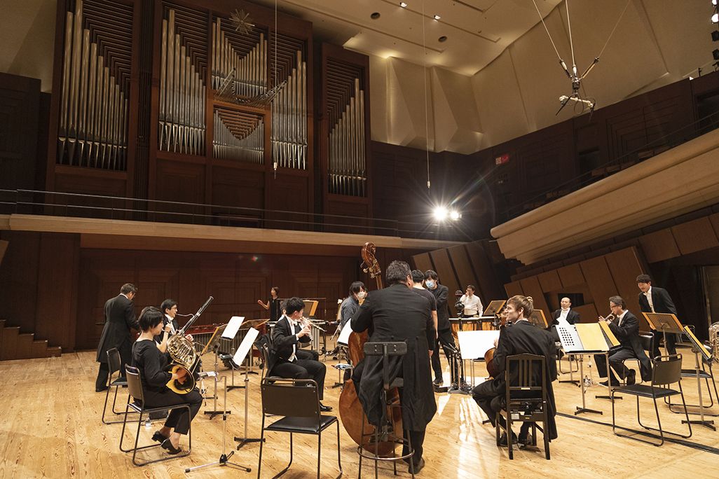 楽器数の多いオーケストラの演奏は吊りマイクで収録をアシスト