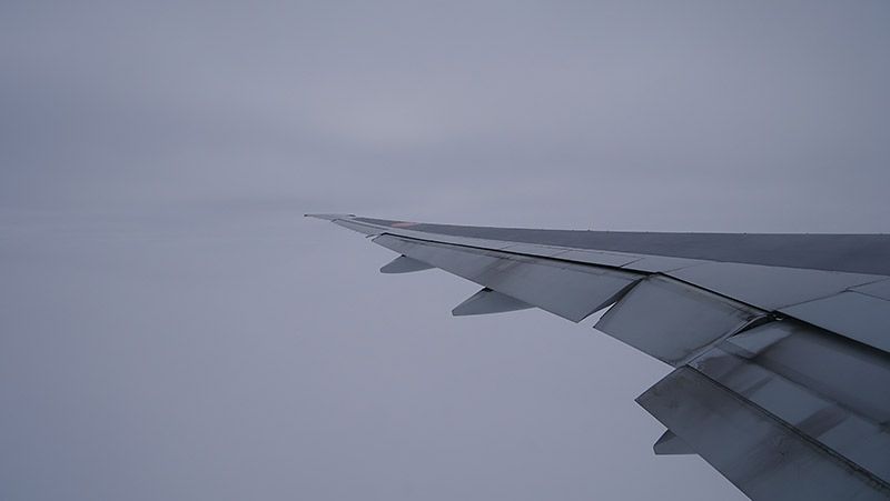 飛行中の飛行機の左翼