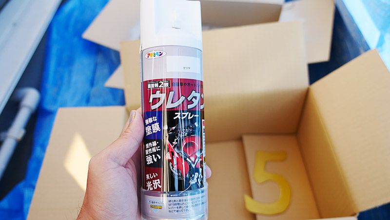 ウレタンスプレーを持っている様子