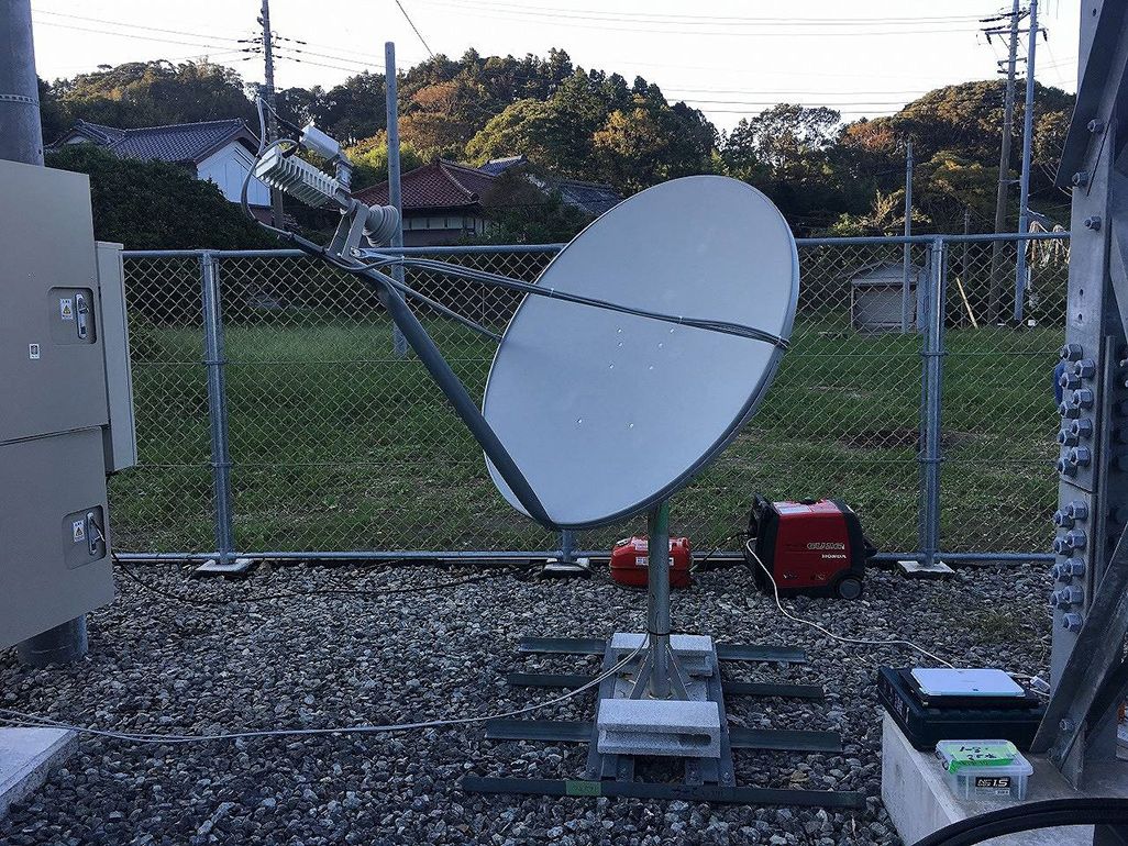 建設部材を組み合わせて作られた衛星回線システム