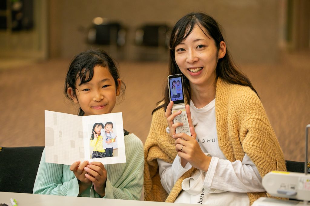 イベントでは再起動したケータイからお気に入りの1枚をプリントアウトし、オリジナルフレームとともにプレゼント