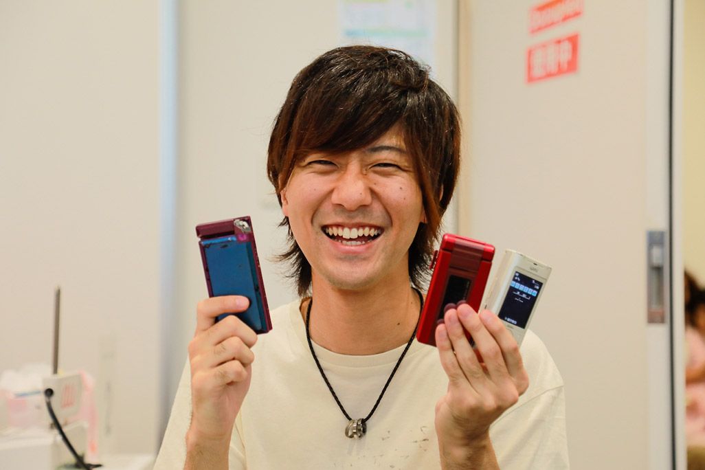 おもいでケータイ再起動で古いケータイがよみがえった男性