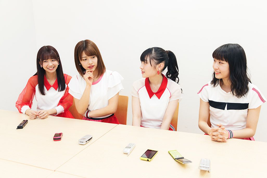 ライブやイベント後のLINEによる反省会について語るJuice=Juiceの面々。宮崎由加、金澤朋子、梁川奈々美、段原瑠々