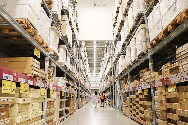 IKEA新三郷の店内の鶴あいかと地主恵亮