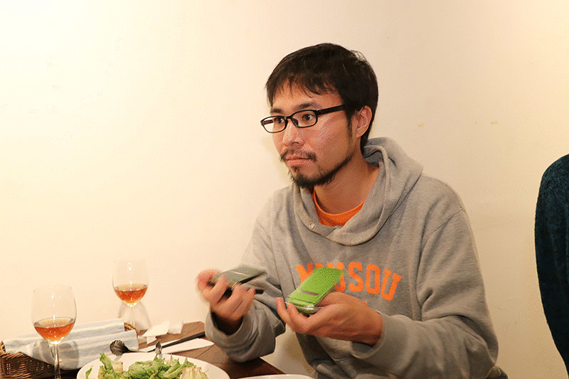 ガラホを使って合コンでモテるか検証する地主恵亮