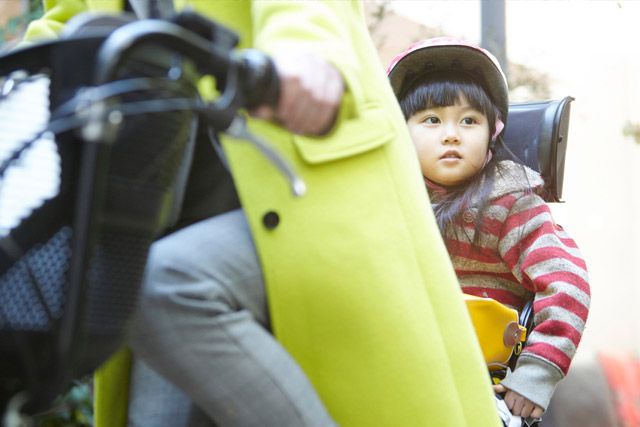 自転車の後ろに乗る子ども