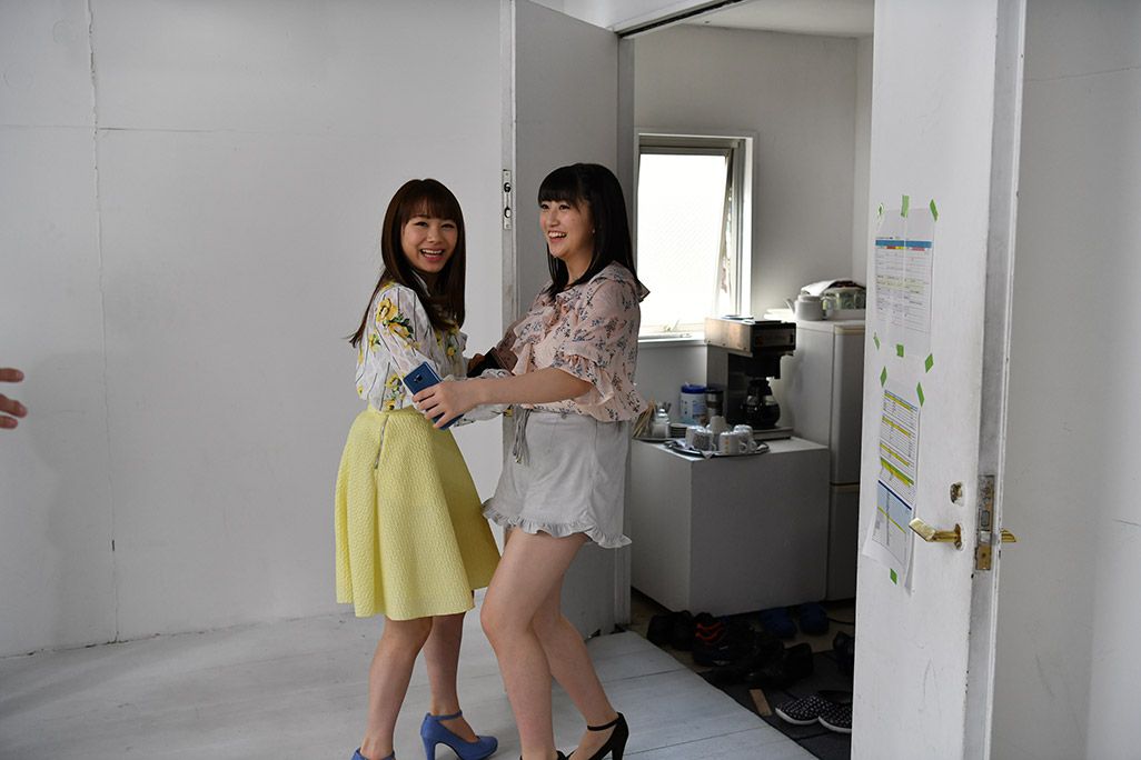 「音のVR」収録スタジオでふざける石田亜佑美と羽賀朱音