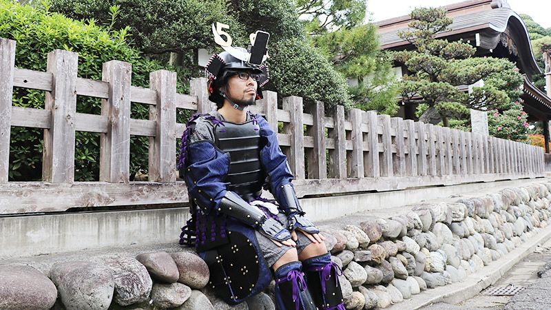 石垣に腰を掛ける地主