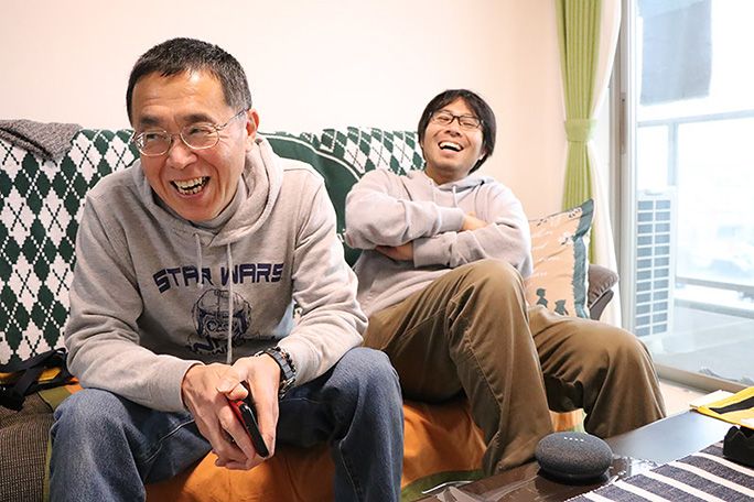 Google Home Mini の反応に笑う地主親子