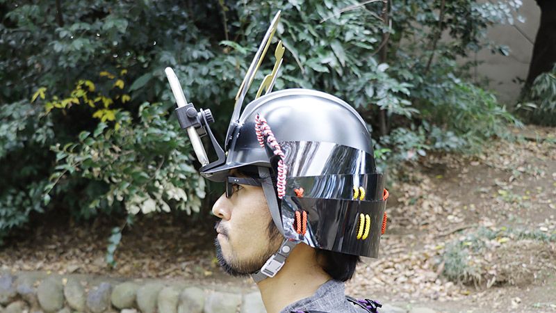 兜のスマホケースを被った地主の横顔