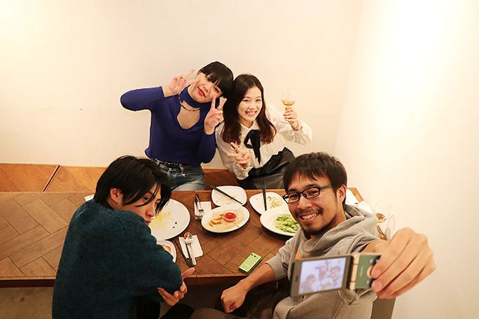 ガラホを使って合コンでモテるか検証する地主恵亮