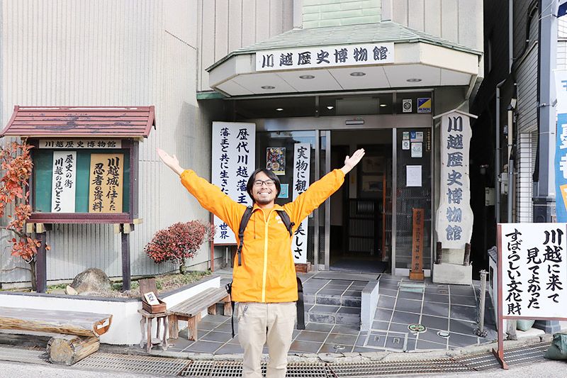 川越歴史博物館の前に立つ地主