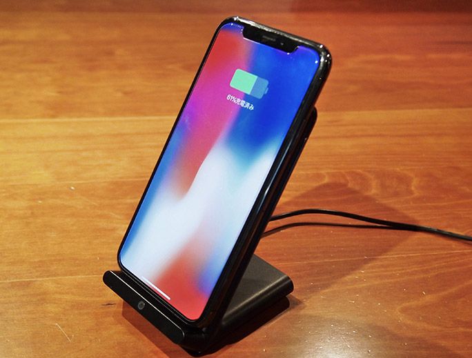 スタンド式のワイヤレス充電器でiPhone Xを充電中