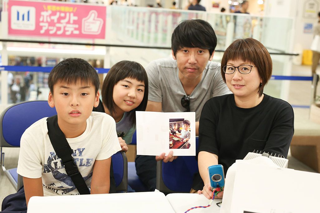 「おもいでケータイ再起動」でガラケーが復活し喜ぶ家族