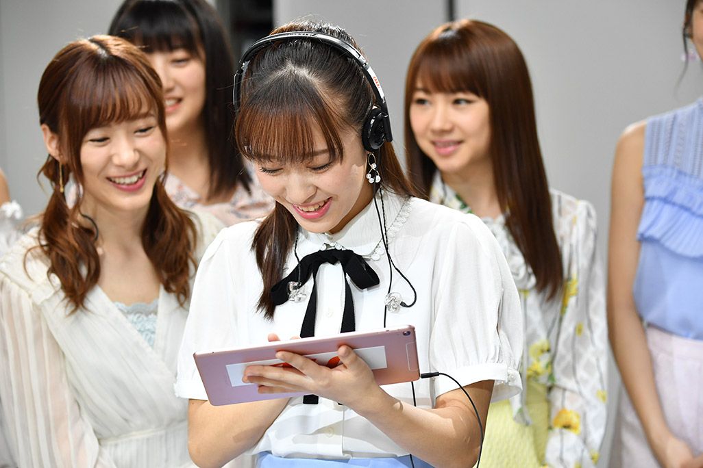 「音のVR」を体験するモーニング娘。’18・小田さくらと生田衣梨奈
