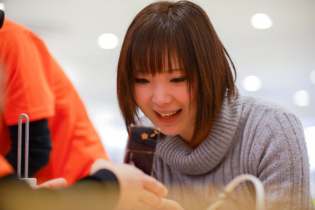 亡くなったお母さんの留守電のメッセージが入っているケータイを再起動する女性