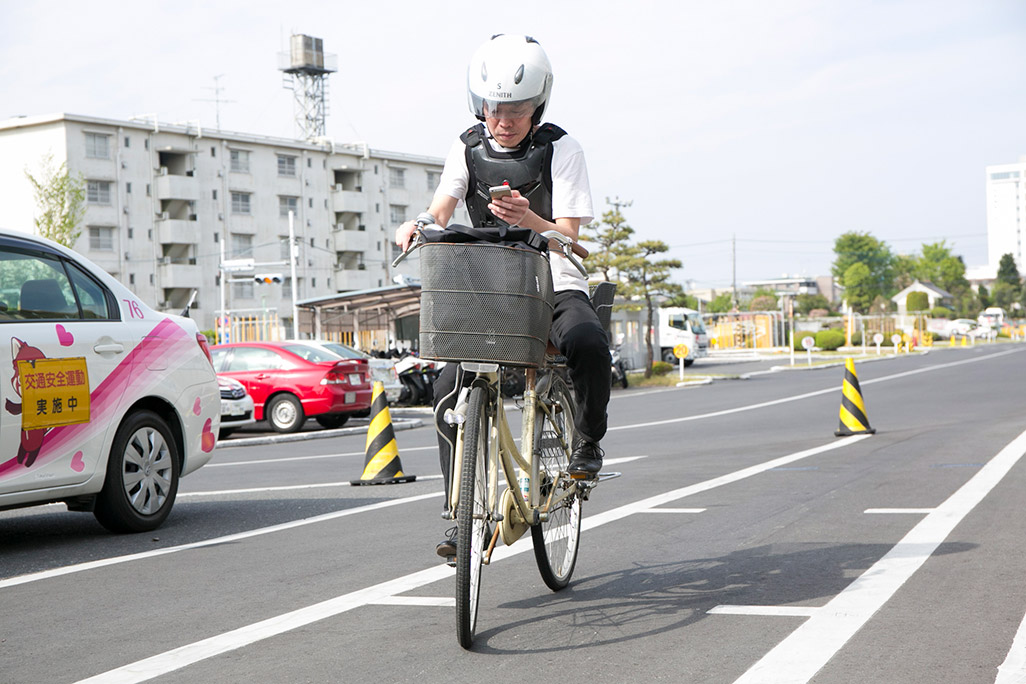 武藏境自動車教習所内をスマホを見ながら走行