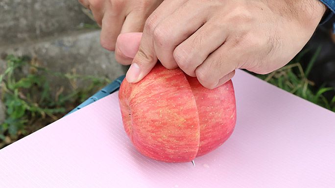 リンゴを横にカットしている