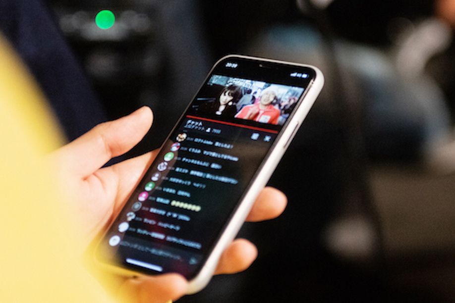 スマホ越しのカジサックのYouTube Liveの模様