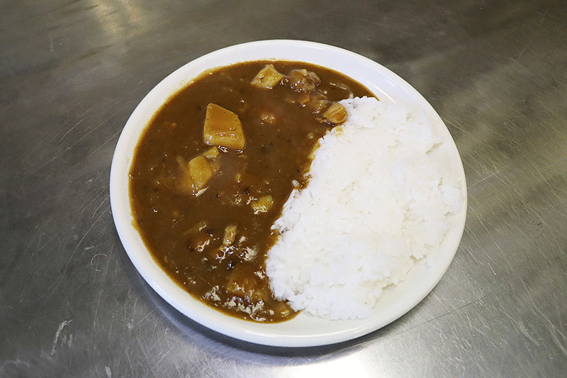 白米とともにお皿に盛りつけられたカレー