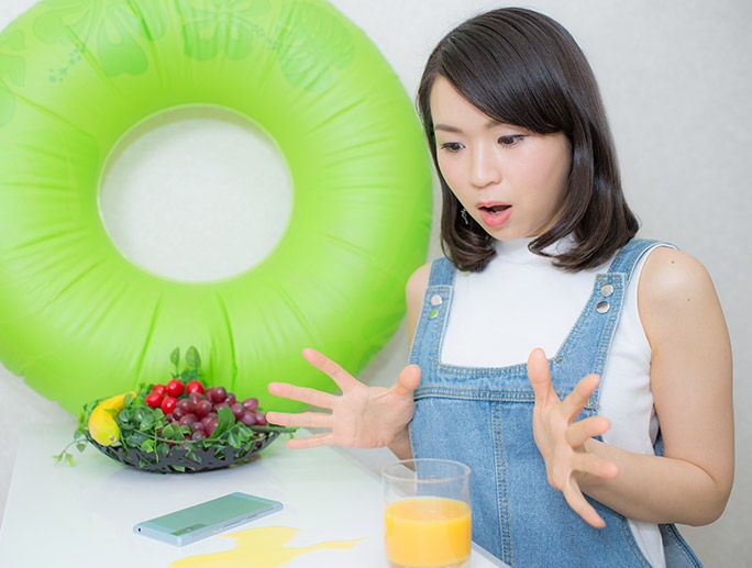 スマホにジュースをこぼす