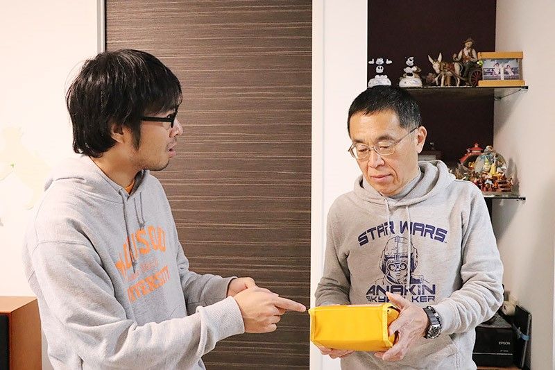 黄色い箱を持つ地主の父
