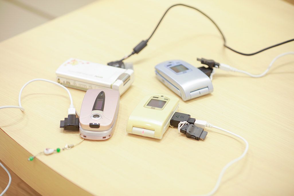 auおもいでケータイ再起動で充電中のケータイ