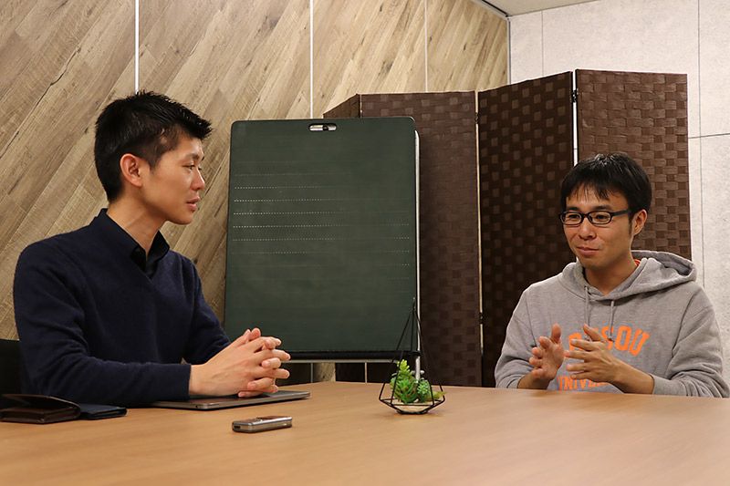 会議室で話す小林CEOと地主
