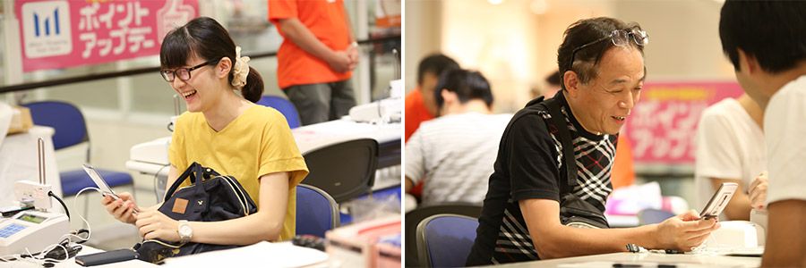 「おもいでケータイ再起動」でケータイに電源が入って喜ぶ人々