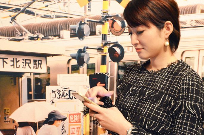 下北沢駅にいる設定でスマホをいじるHiNT! レポーター