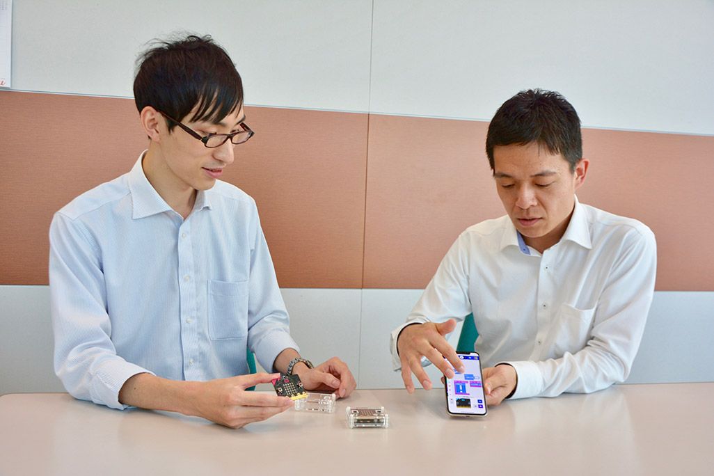 KDDI 技術企画本部 技術開発戦略部 岡本浩尚、中川健太