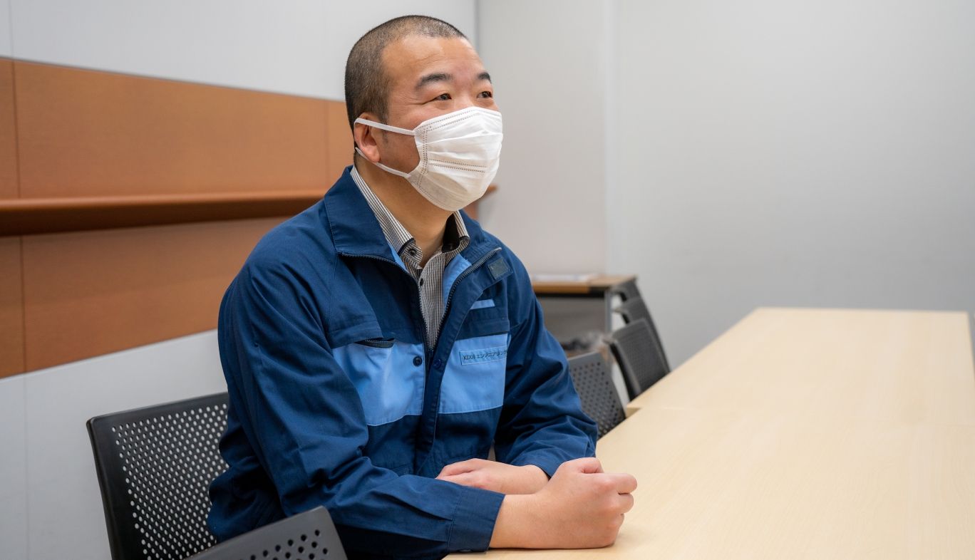 au 5Gエリアができるまでの工程を説明するKDDI社員