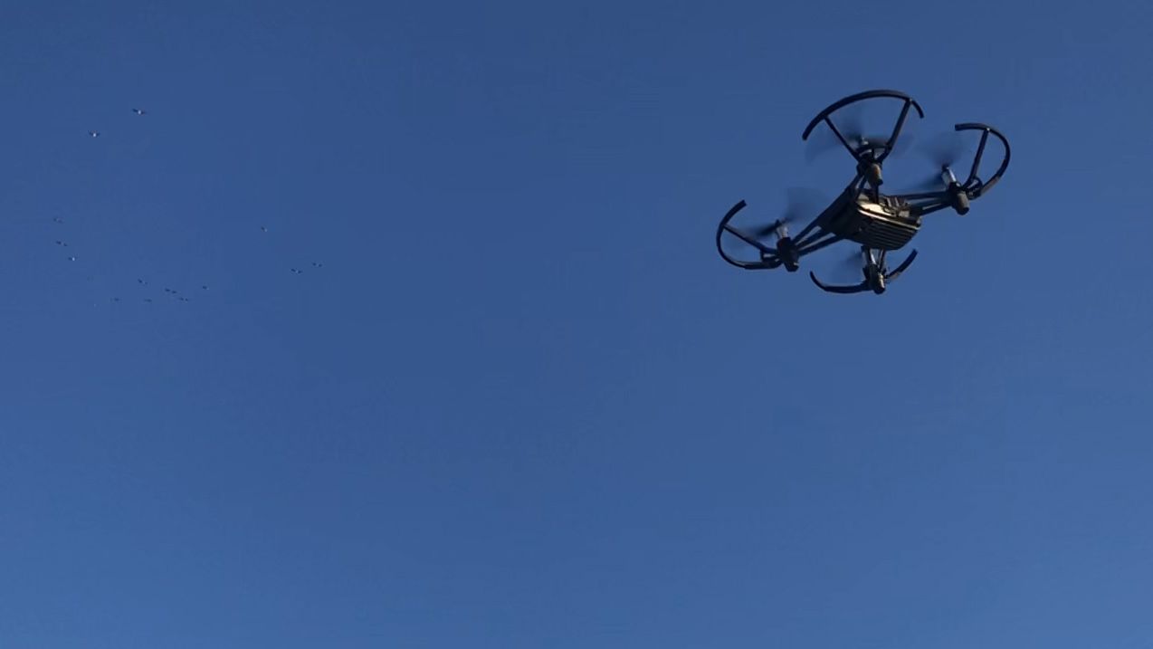 空を飛ぶトイドローン