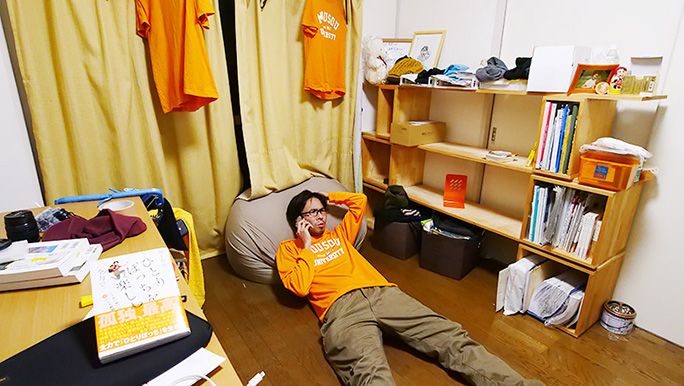 筆者の地主が自室で困惑する様子