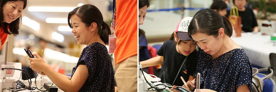 「おもいでケータイ再起動」でガラケーが復活し喜ぶ女性