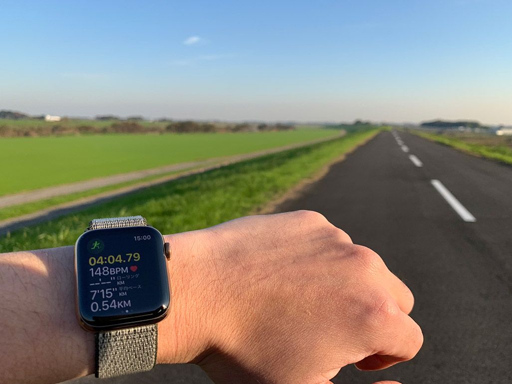 ランニング中の男性の腕に巻かれたApple Watch Series 4