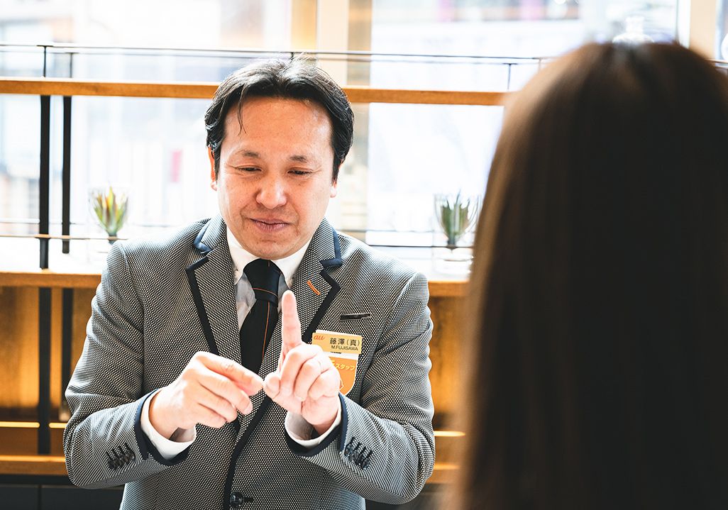 au SHINJUKU 手話スタッフの藤澤真樹