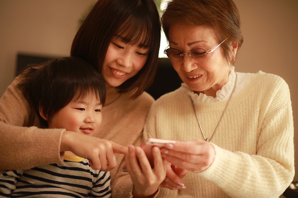 iPhoneを利用する家族のイメージ