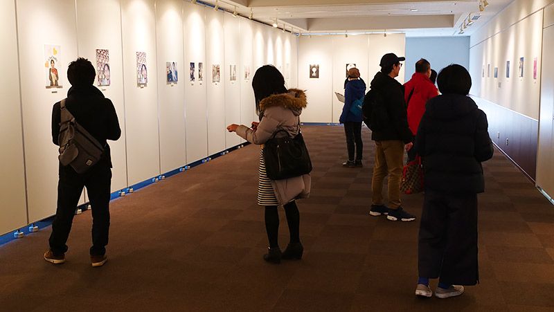初日の写真展でお客さんがにぎわっている様子