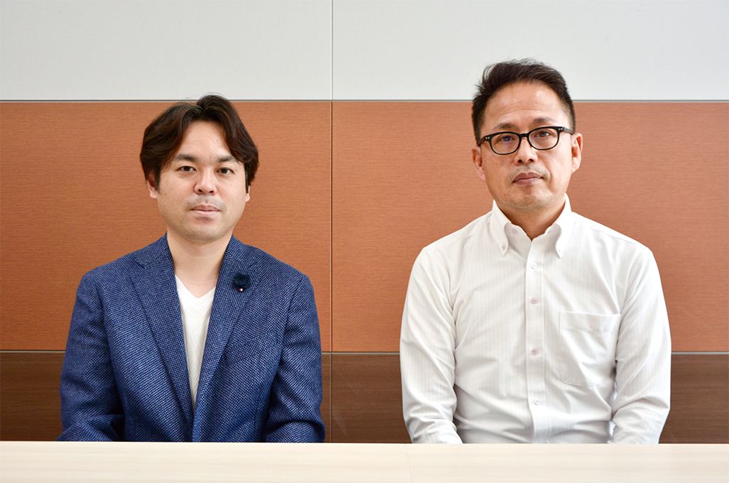 KDDI サービス統括本部 データマネジメント部 吉村智史(左)、田崎良太(右)