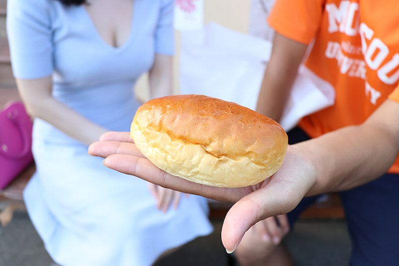 北松戸にあるボナペティートの揚げていないカレーパンを手のひらにのせる地主恵亮
