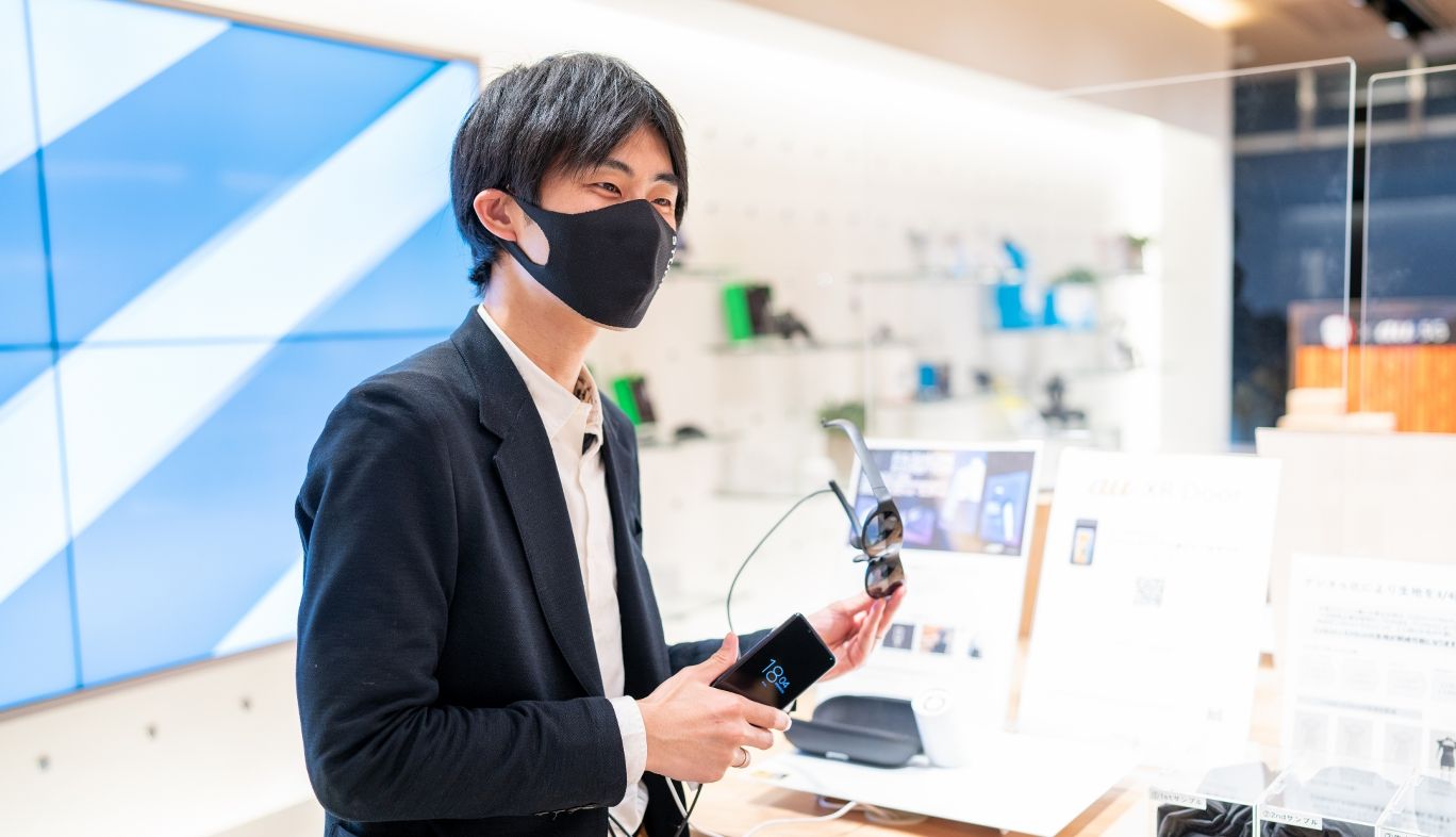 KDDIにおけるファッション専攻の学生がデザインした衣装の3DCGモデルをデジタル展示する「XR Fashion Exhibition」のKDDI担当者