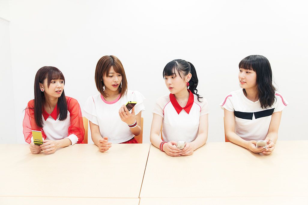 アイドルならではのスマホの使い方を語る宮崎由加。電話帳は使わないというと金澤朋子、梁川奈々美、段原瑠々