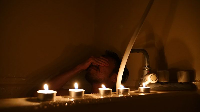 ろうそくを並べて入浴中の地主
