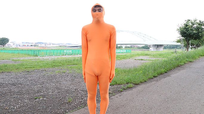 オレンジの全身タイツを着ているライターの地主