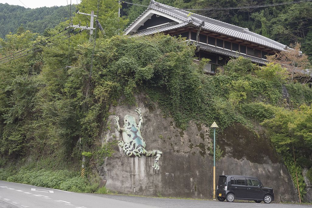 上古沢駅のドライブインのカエルのモニュメント