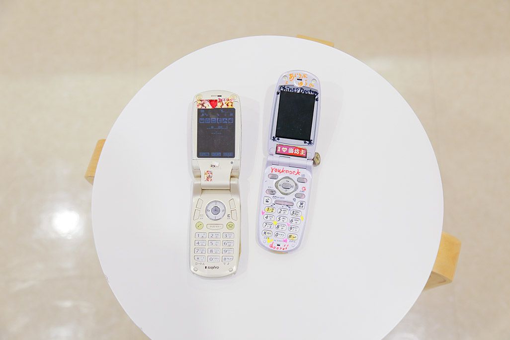シールなどでデコったガラケー