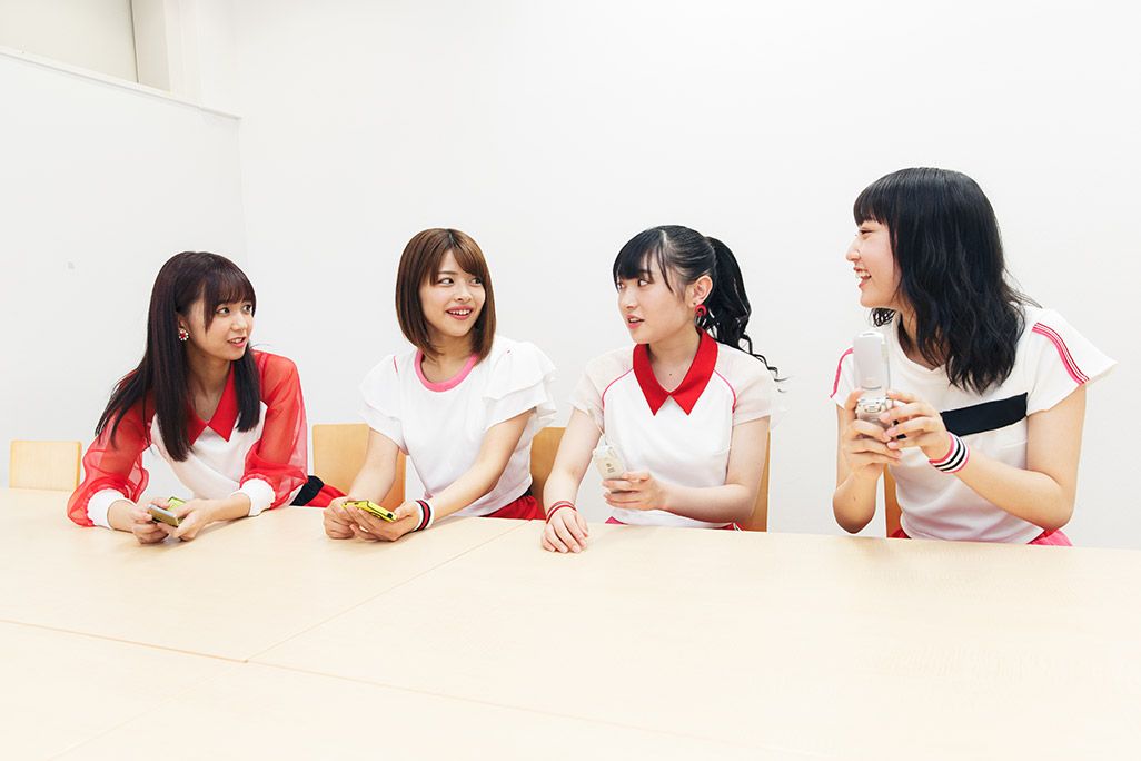ハロー!プロジェクト内のグループLINEについて語るJuice=Juiceのリーダー宮崎由加。話を聞く金澤朋子、梁川奈々美、段原瑠々