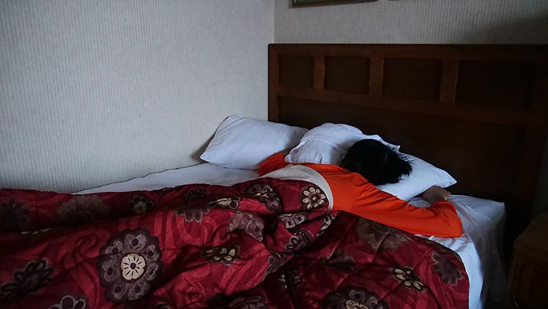 ベッドでうつ伏せに寝る地主